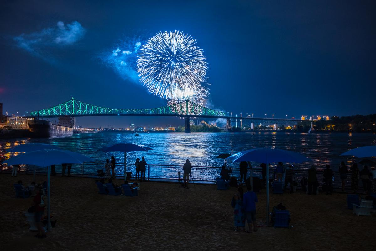 Les meilleurs endroits où regarder les feux d'artifice de Montréal cet été!