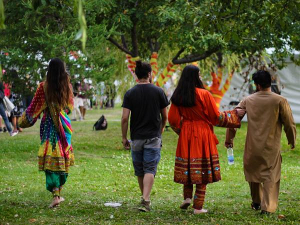 Personnes marchant dans le gazon en habits indiens